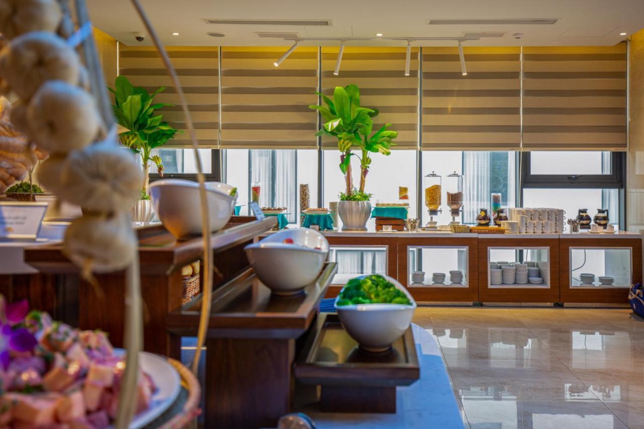 Maximilan Danang Beach Hotel Kültér fotó