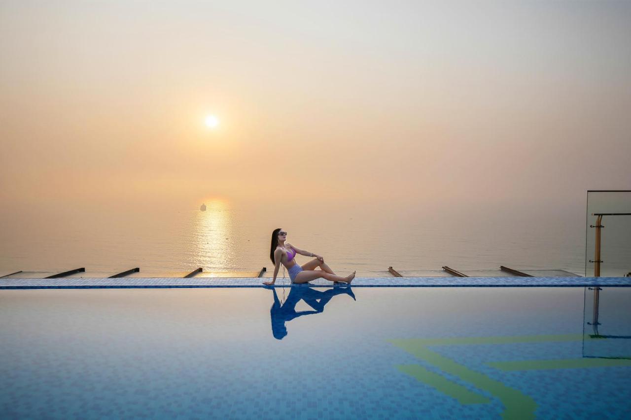 Maximilan Danang Beach Hotel Kültér fotó